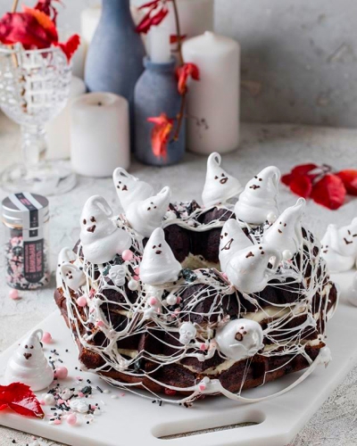 Шоколадный кекс-торт с паутиной и привидениями